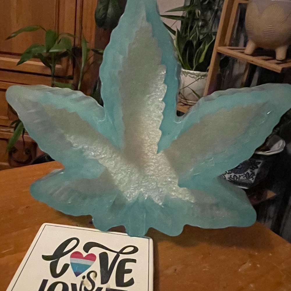 Glow in the dark Knick Knack Leaf Holder made from Resin.